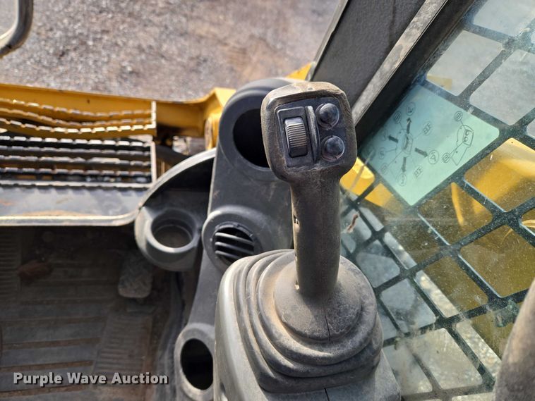 image for item ET5393 2015 Caterpillar 246D skid steer loader