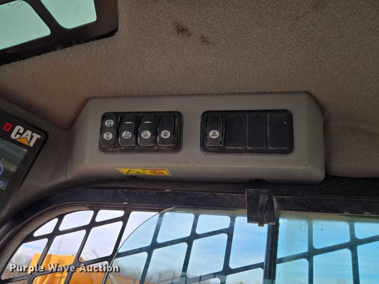 image for item ET5393 2015 Caterpillar 246D skid steer loader