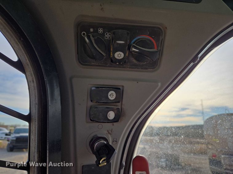 image for item ET5393 2015 Caterpillar 246D skid steer loader