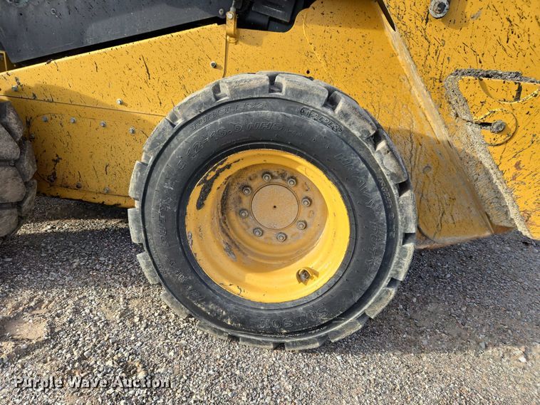 image for item ET5393 2015 Caterpillar 246D skid steer loader