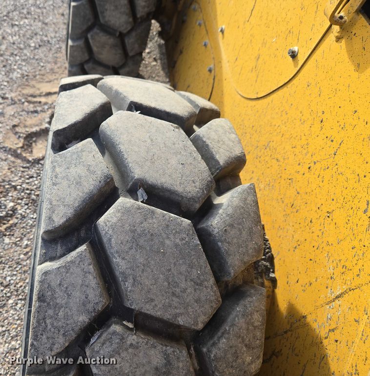 image for item ET5393 2015 Caterpillar 246D skid steer loader