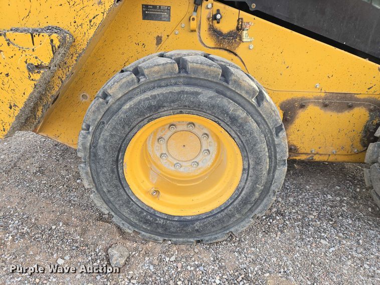 image for item ET5393 2015 Caterpillar 246D skid steer loader