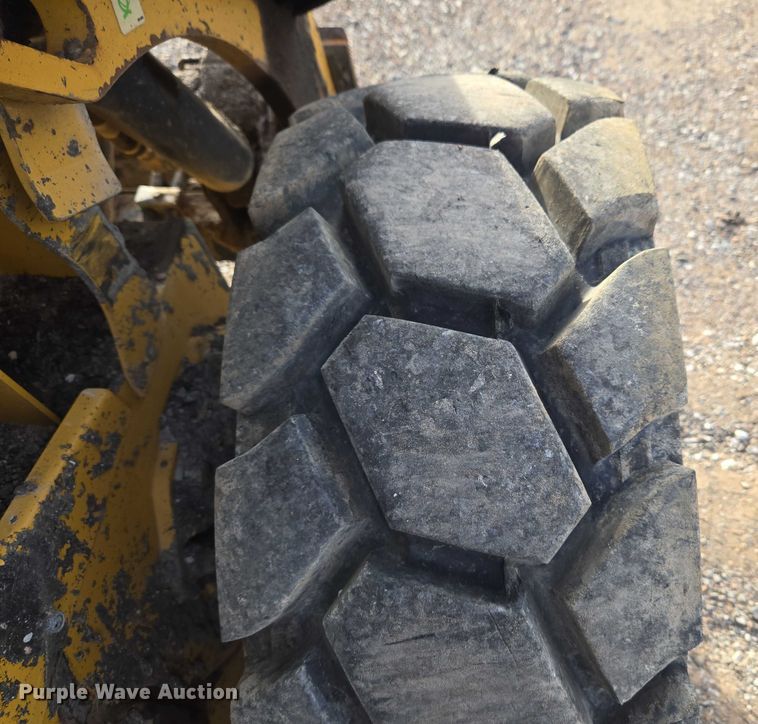 image for item ET5393 2015 Caterpillar 246D skid steer loader