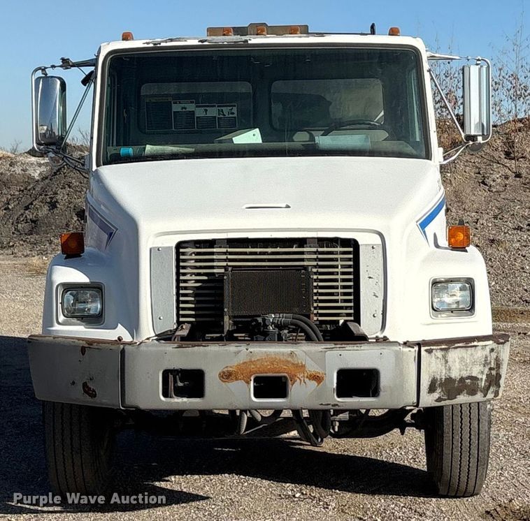 image for item ET5406 Freight liner Fl70 oil distributor truck