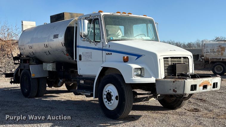 image for item ET5406 Freight liner Fl70 oil distributor truck