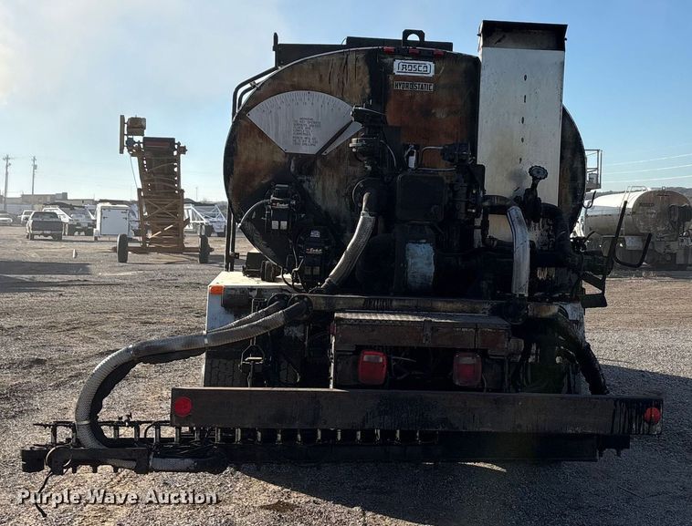 image for item ET5406 Freight liner Fl70 oil distributor truck