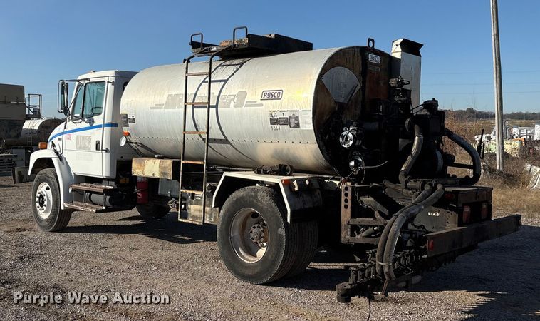 image for item ET5406 Freight liner Fl70 oil distributor truck