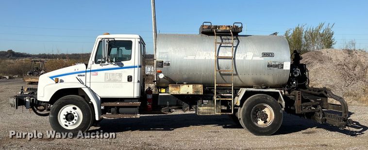 image for item ET5406 Freight liner Fl70 oil distributor truck