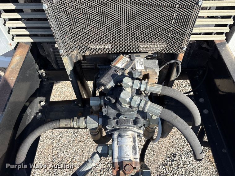 image for item ET5406 Freight liner Fl70 oil distributor truck