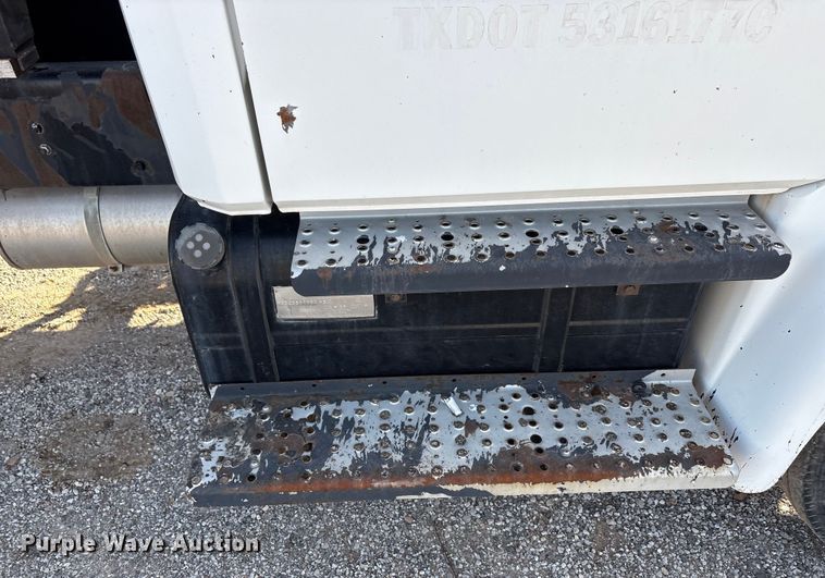 image for item ET5406 Freight liner Fl70 oil distributor truck