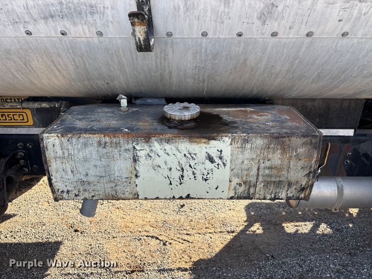 image for item ET5406 Freight liner Fl70 oil distributor truck