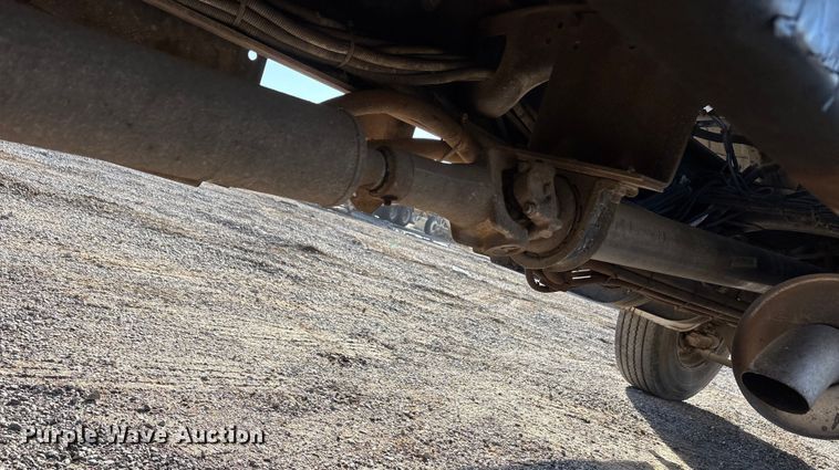 image for item ET5406 Freight liner Fl70 oil distributor truck