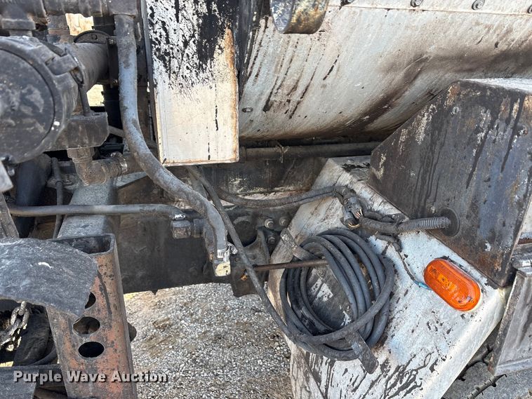 image for item ET5406 Freight liner Fl70 oil distributor truck