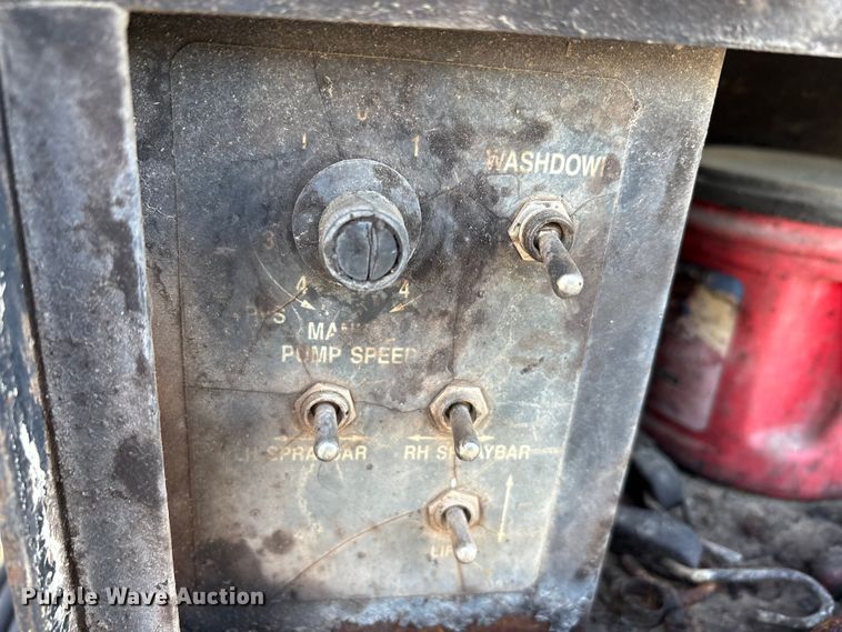 image for item ET5406 Freight liner Fl70 oil distributor truck