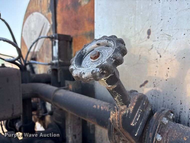 image for item ET5406 Freight liner Fl70 oil distributor truck