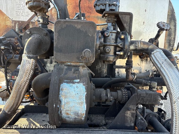 image for item ET5406 Freight liner Fl70 oil distributor truck