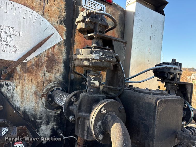 image for item ET5406 Freight liner Fl70 oil distributor truck