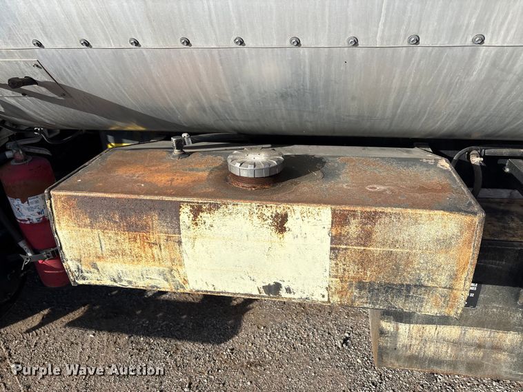 image for item ET5406 Freight liner Fl70 oil distributor truck