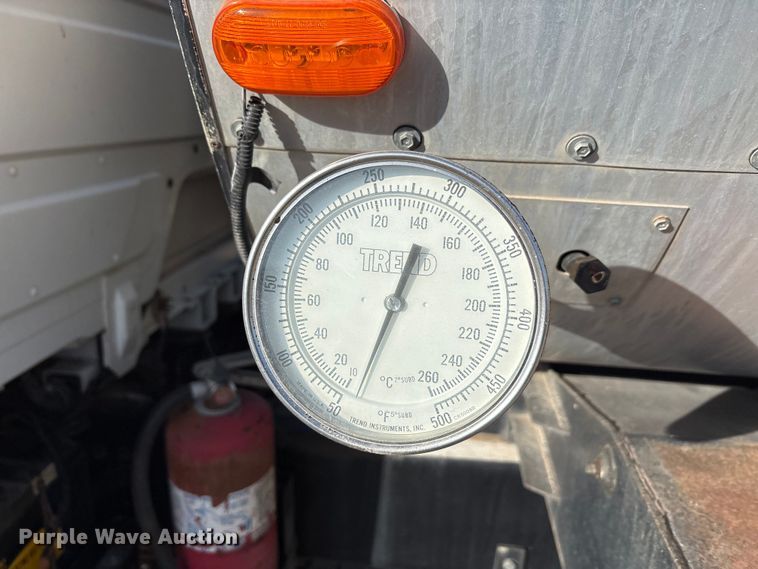 image for item ET5406 Freight liner Fl70 oil distributor truck