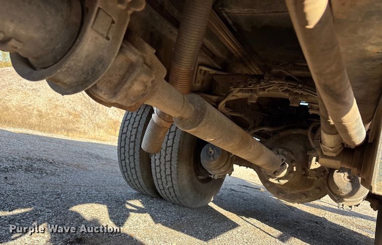 image for item ET5406 Freight liner Fl70 oil distributor truck