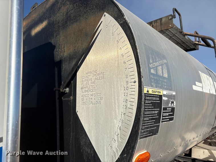 image for item ET5406 Freight liner Fl70 oil distributor truck