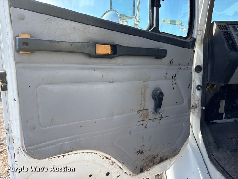 image for item ET5406 Freight liner Fl70 oil distributor truck