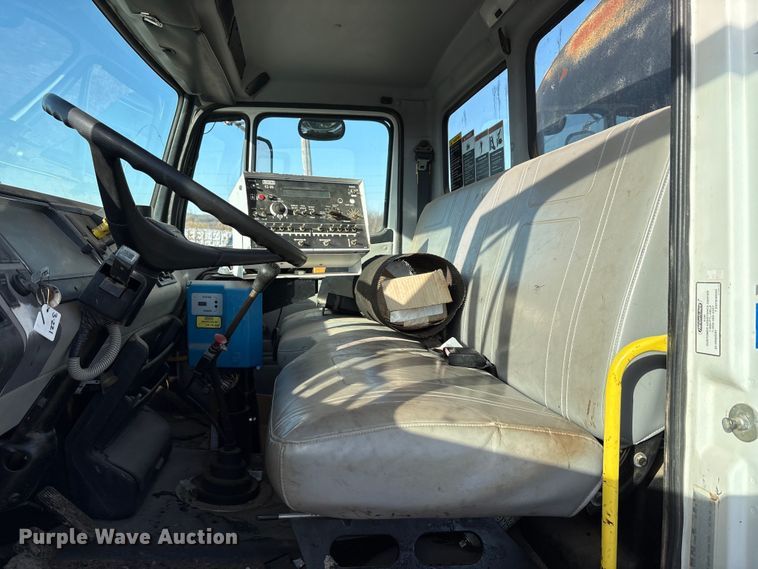 image for item ET5406 Freight liner Fl70 oil distributor truck