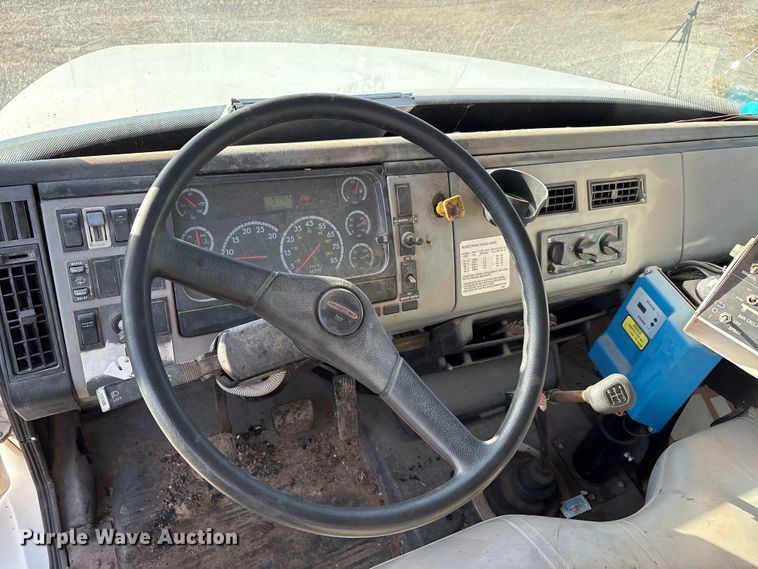 image for item ET5406 Freight liner Fl70 oil distributor truck