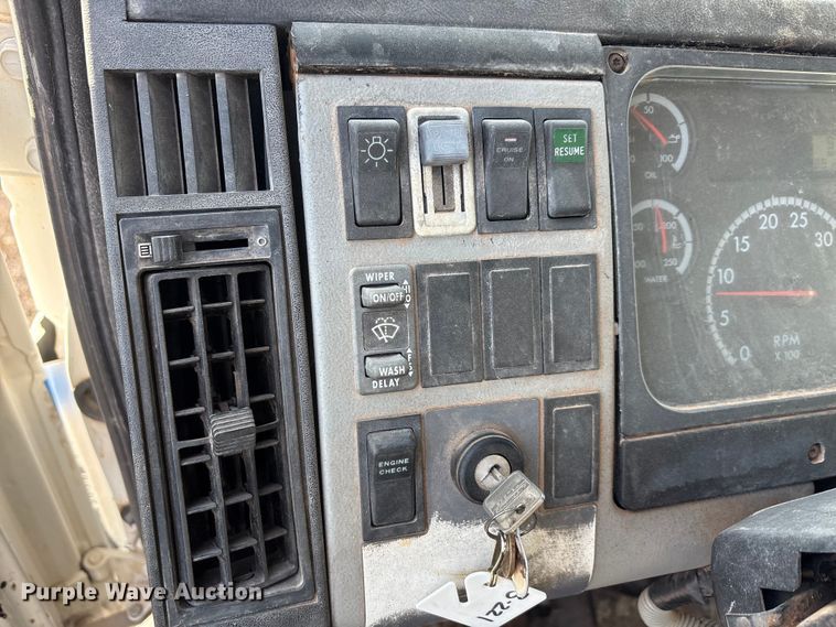 image for item ET5406 Freight liner Fl70 oil distributor truck