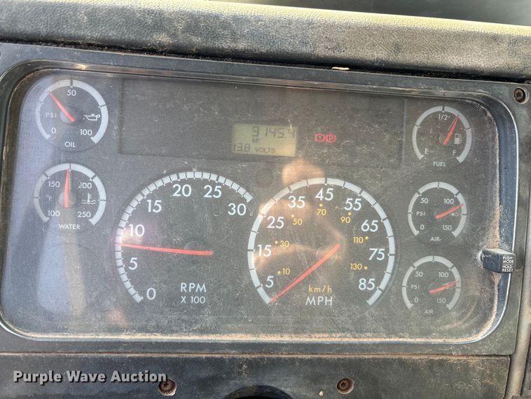 image for item ET5406 Freight liner Fl70 oil distributor truck