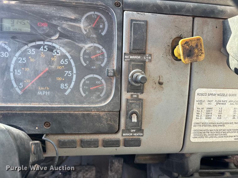 image for item ET5406 Freight liner Fl70 oil distributor truck