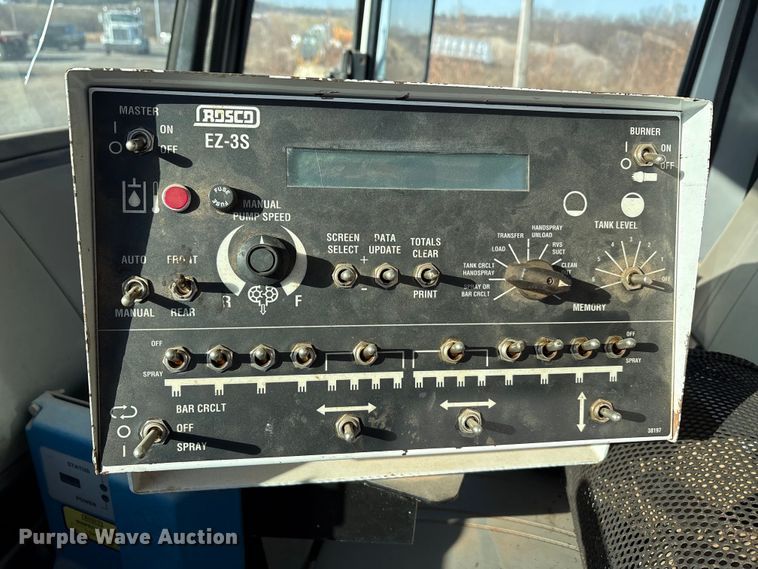 image for item ET5406 Freight liner Fl70 oil distributor truck