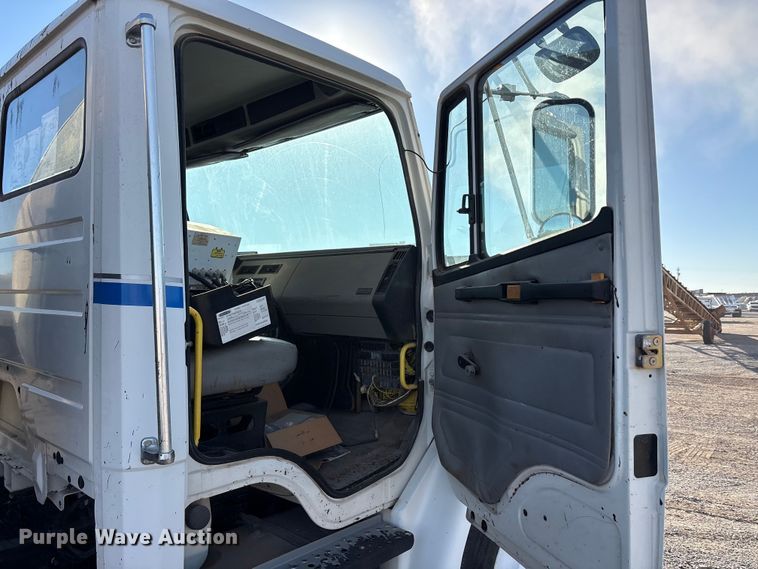 image for item ET5406 Freight liner Fl70 oil distributor truck