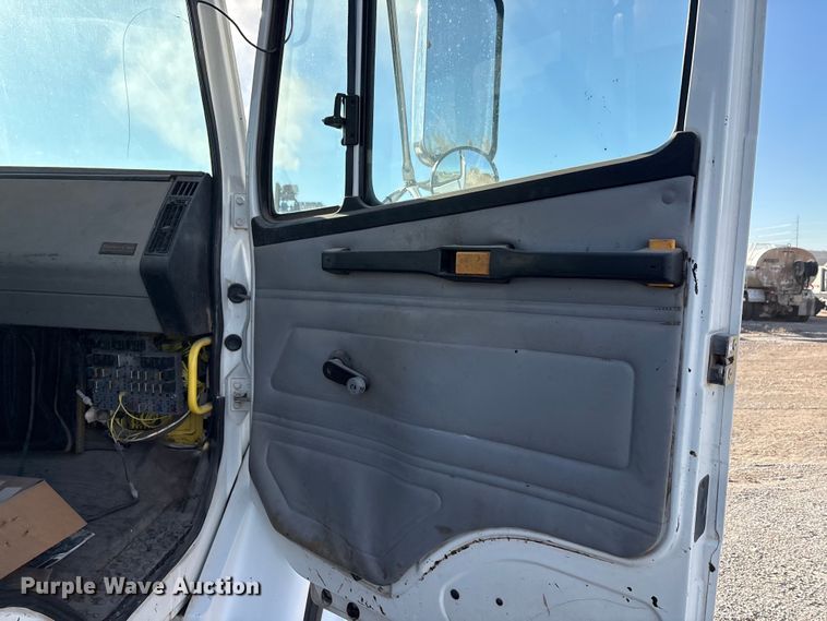 image for item ET5406 Freight liner Fl70 oil distributor truck