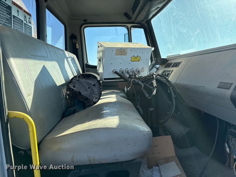 image for item ET5406 Freight liner Fl70 oil distributor truck