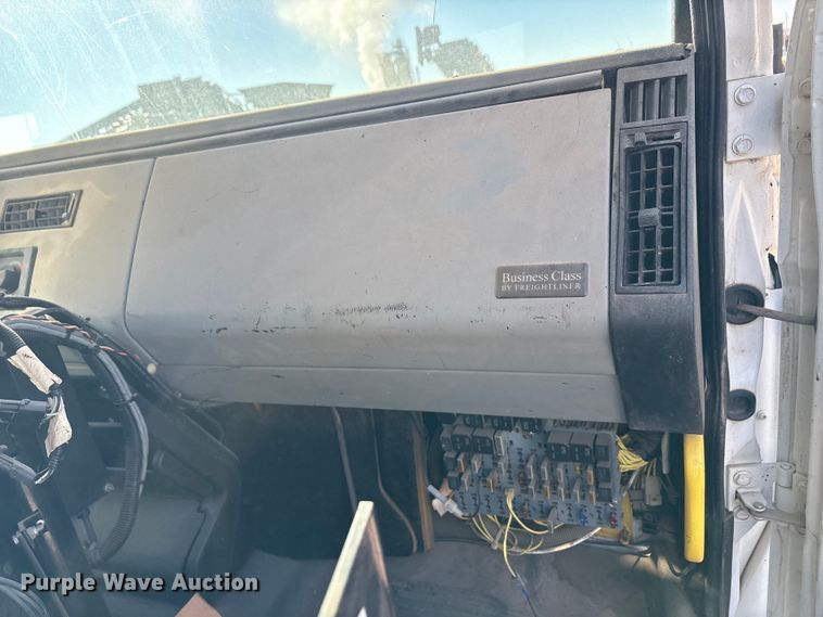 image for item ET5406 Freight liner Fl70 oil distributor truck