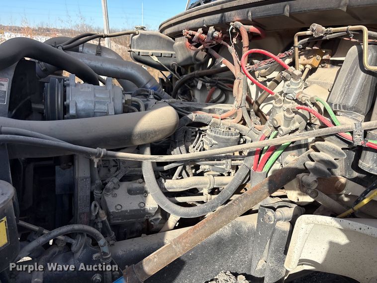 image for item ET5406 Freight liner Fl70 oil distributor truck