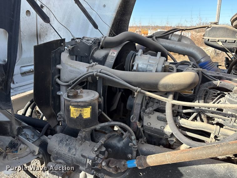 image for item ET5406 Freight liner Fl70 oil distributor truck