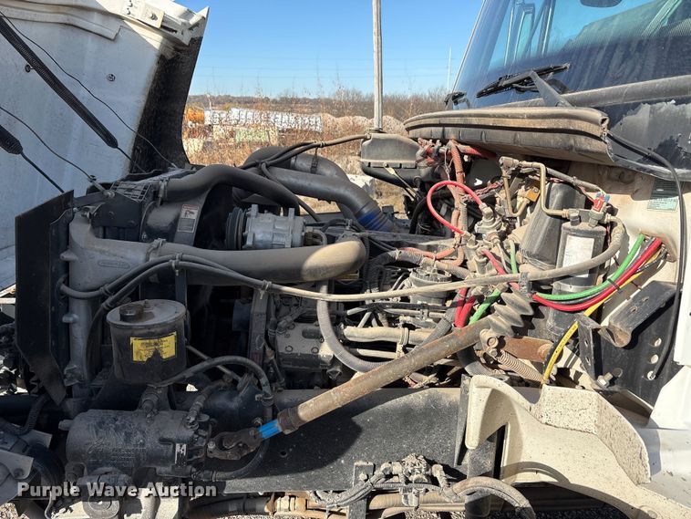 image for item ET5406 Freight liner Fl70 oil distributor truck