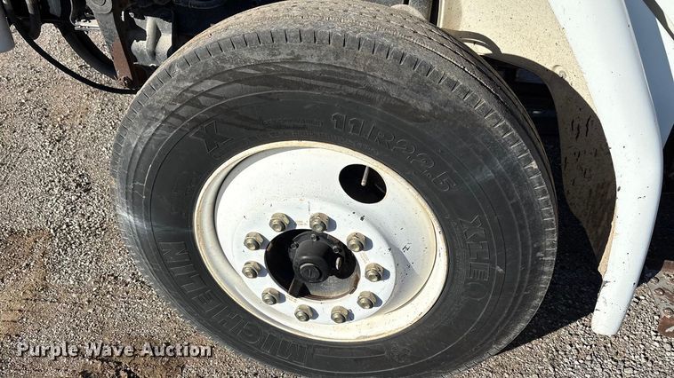 image for item ET5406 Freight liner Fl70 oil distributor truck