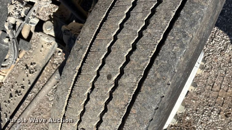 image for item ET5406 Freight liner Fl70 oil distributor truck