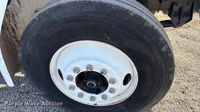 image for item ET5406 Freight liner Fl70 oil distributor truck