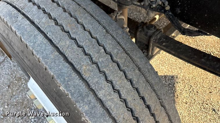 image for item ET5406 Freight liner Fl70 oil distributor truck