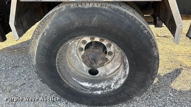 image for item ET5406 Freight liner Fl70 oil distributor truck