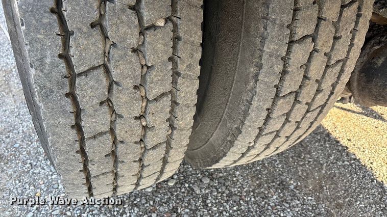 image for item ET5406 Freight liner Fl70 oil distributor truck