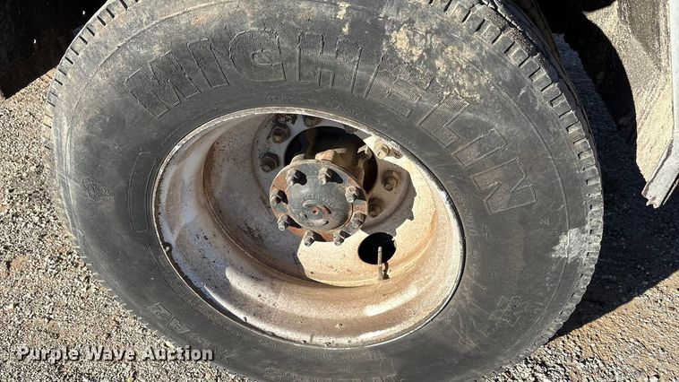 image for item ET5406 Freight liner Fl70 oil distributor truck