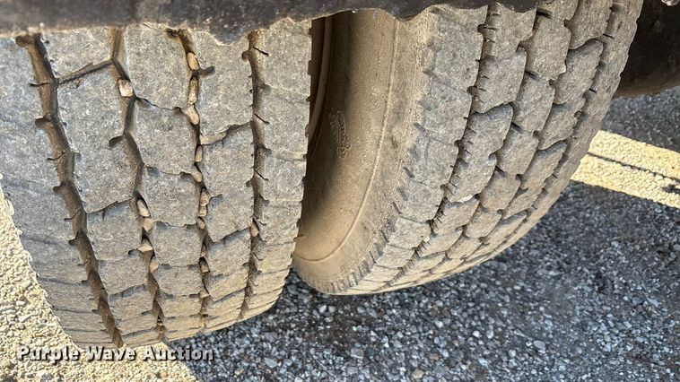 image for item ET5406 Freight liner Fl70 oil distributor truck