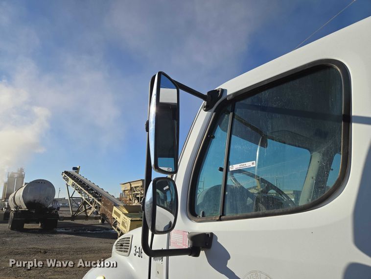 image for item ET5414 2004 Freightliner M2 water truck