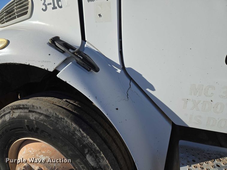 image for item ET5414 2004 Freightliner M2 water truck