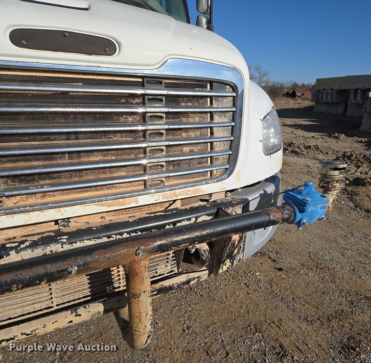 image for item ET5414 2004 Freightliner M2 water truck